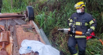 Adolescente e homem morrem após carro capotar em Goiás